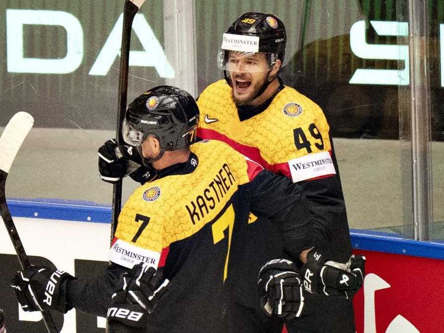 Nemeckí hráči oslavujú gól na MS v hokeji.