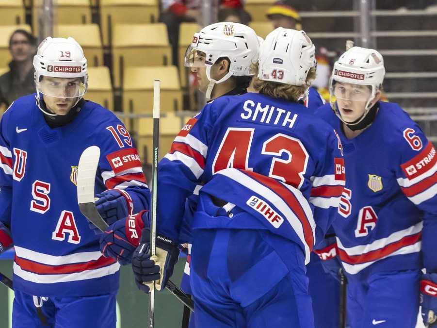 Hráči USA oslavujú gól nad Maďarskom na MS v hokeji.