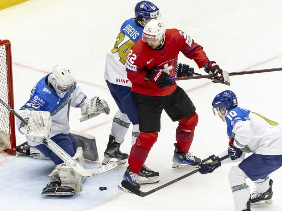 Na snímke brankár Kazachstanu Maxim Pavlenko (vľavo) v zápase Švajčiarsko - Kazachstan.