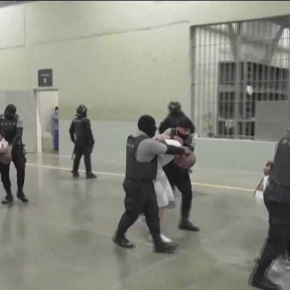 Súdy v USA sa postavili prezidentovi Trumpovi: Nemôže nezákonne deportovať ľudí