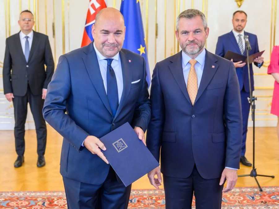 Na snímke zľava v popredí Dušan Keketi počas vymenovania za viceguvernéra Národnej banky Slovenska (NBS) prezidentom SR Petrom Pellegrinim (v popredí vpravo) v Prezidentskom paláci.