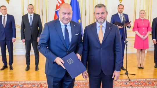 Na snímke zľava v popredí Dušan Keketi počas vymenovania za viceguvernéra Národnej banky Slovenska (NBS) prezidentom SR Petrom Pellegrinim (v popredí vpravo) v Prezidentskom paláci.