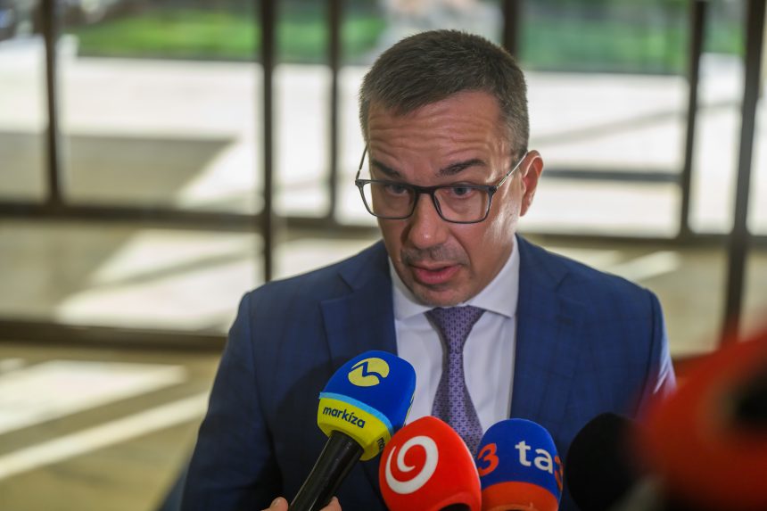 Odvody do druhého piliera sa už znižovať nebudú, sľubuje minister práce. Trvá na zachovaní 13. dôchodkov