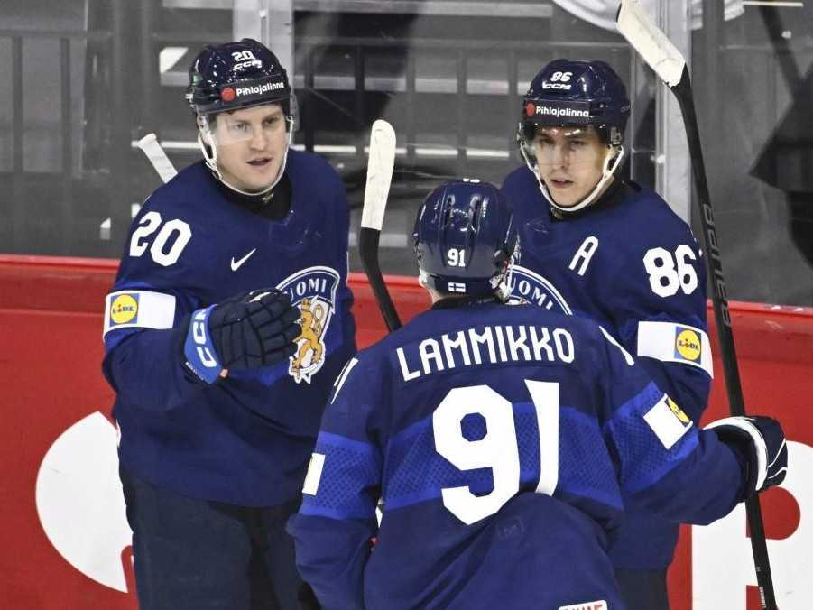 Hokejisti Fínska oslavujú gól na MS v hokeji.