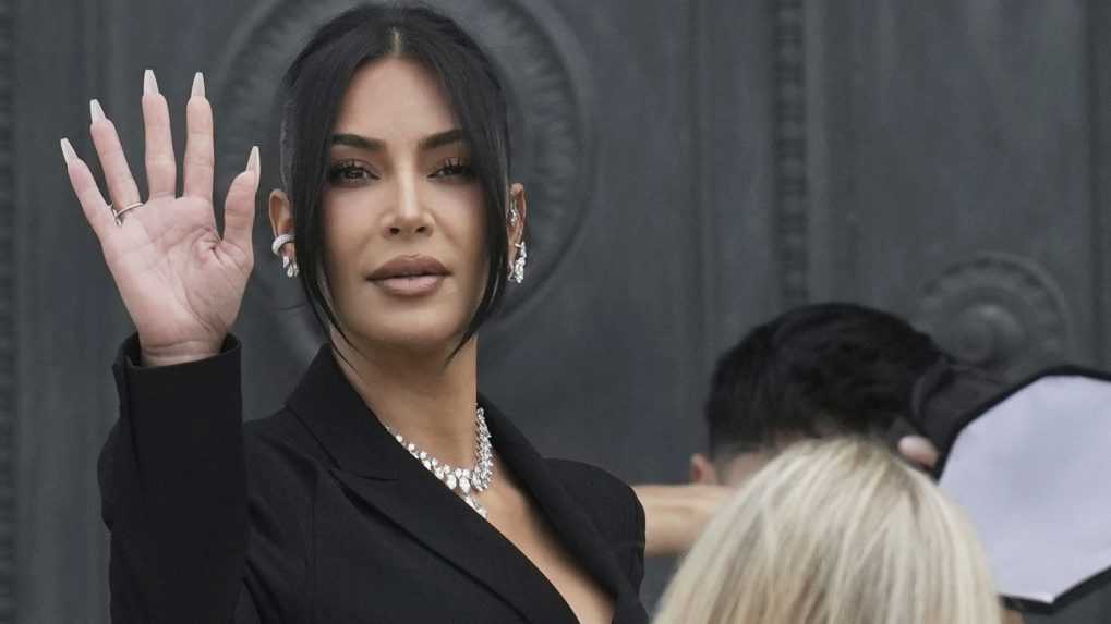 Súd uznal ôsmich páchateľov v kauze lúpeže Kim Kardashianovej za vinných. Do väzenia sa však nevrátia