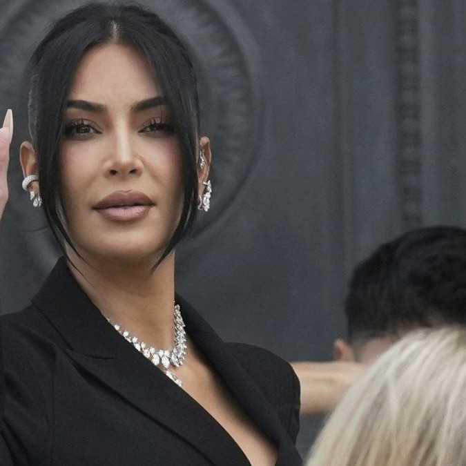 Súd uznal ôsmich páchateľov v kauze lúpeže Kim Kardashianovej za vinných. Do väzenia sa však nevrátia