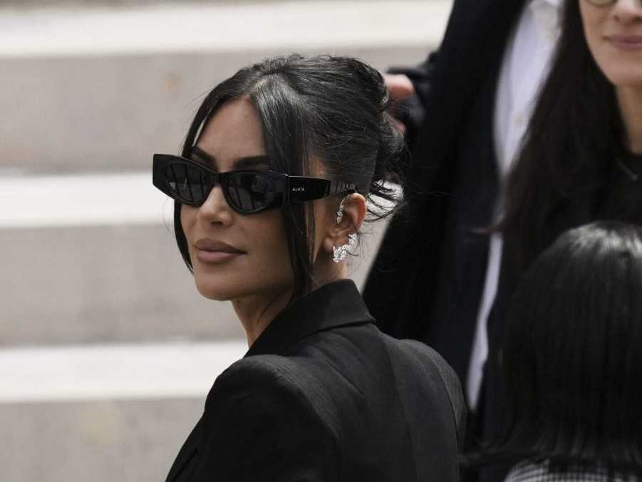 Kim Kardashianová prichádza na súd.