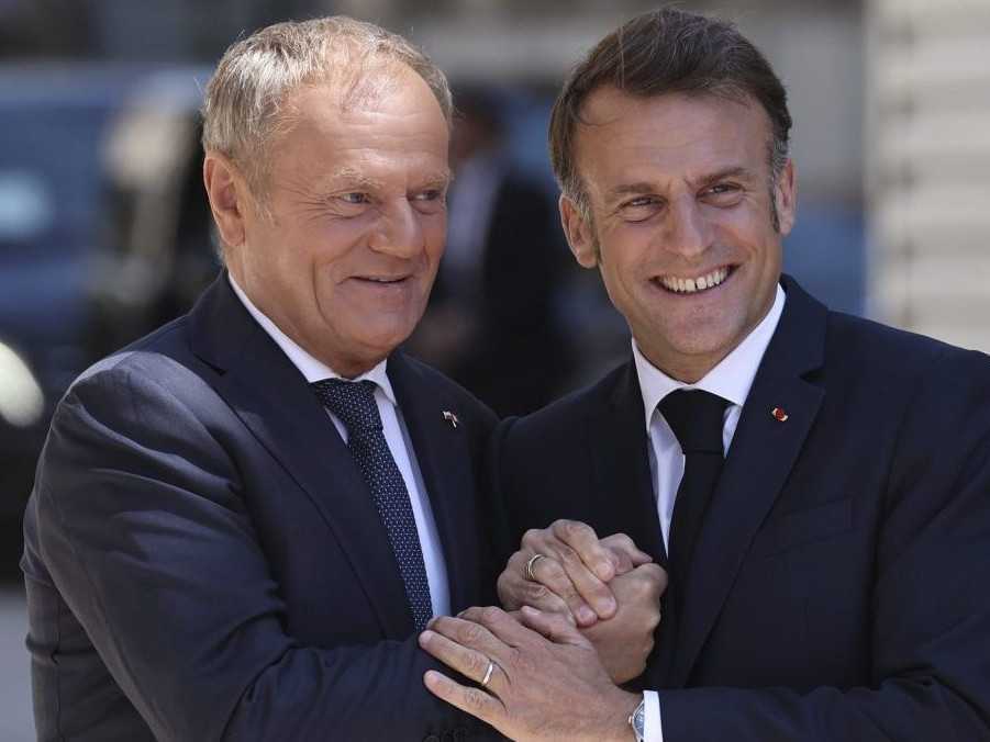 Sprava francúzsky prezident Emmanuel Macron a poľský premiér Donald Tusk.