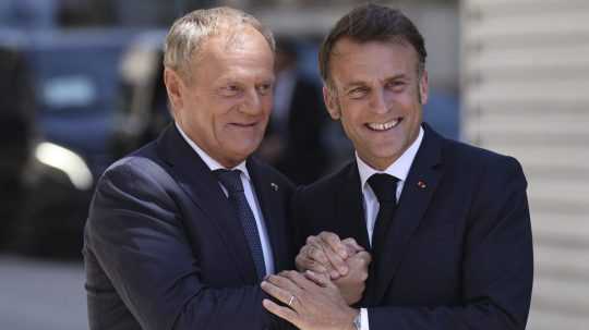 Sprava francúzsky prezident Emmanuel Macron a poľský premiér Donald Tusk.