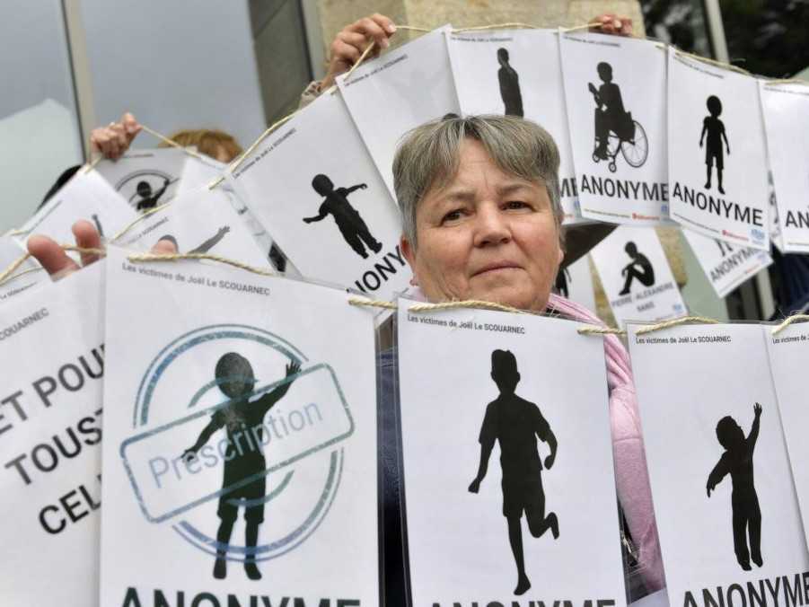 demonštrantka s transparentom