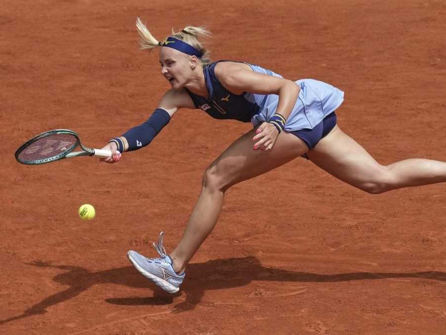 Rebecca Šramková odvracia úder Igy Swiatekove.