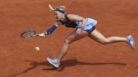 Rebecca Šramková odvracia úder Igy Swiatekove.