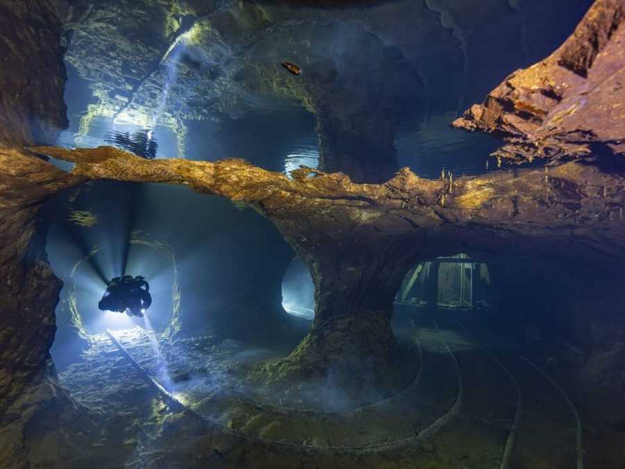 Potápa sa po boku žralokov a hlboko pod hladinou skúma neobjavené miesta. Fotograf Strmiska fotil aj po uhryznutí