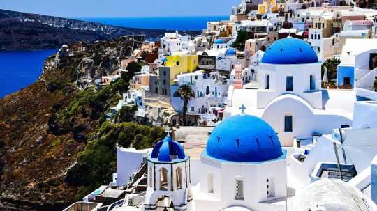 Na snímke budovy na ostrove Santorini.