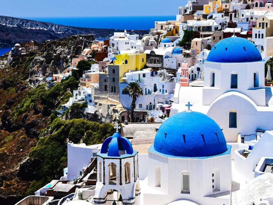 Na snímke budovy na ostrove Santorini.