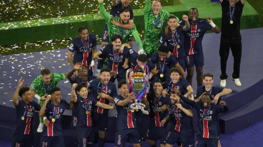 Na snímke hráči PSG oslavujú výhru v Lige majstrov.