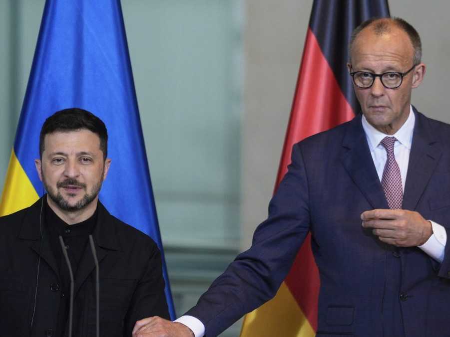 Ukrajinský prezident Volodymyr Zelenskyj a nemecký kancelár Friedrich Merz.