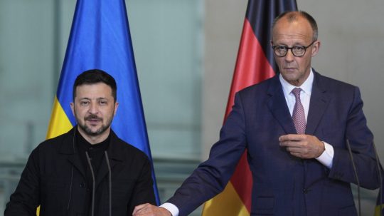 Ukrajinský prezident Volodymyr Zelenskyj a nemecký kancelár Friedrich Merz.