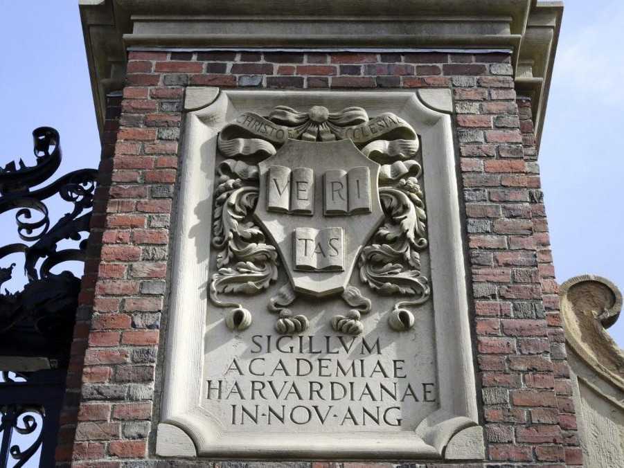 Na archívnej snímke vstupná brána na Harvardskú univerzitu.
