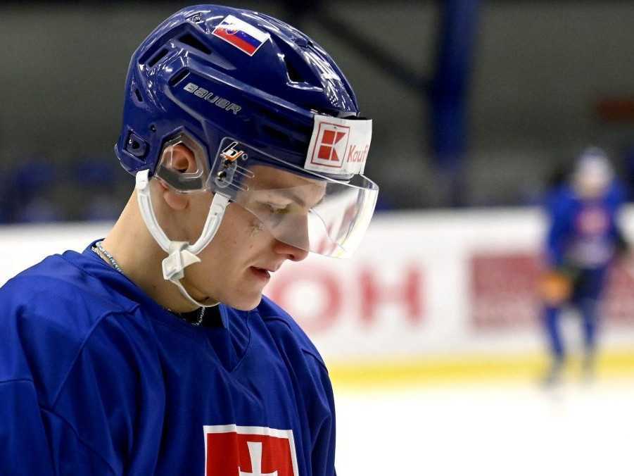 Na snímke hokejista Adam Sýkora.