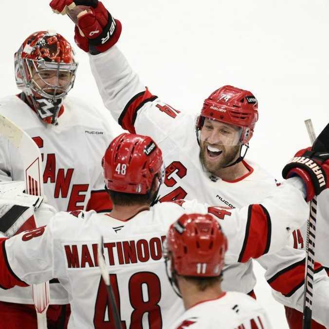 NHL: Washington doma podľahol Caroline po predĺžení, Edmonton predviedol ďalší obrat a ujíma sa vedenia v sérii