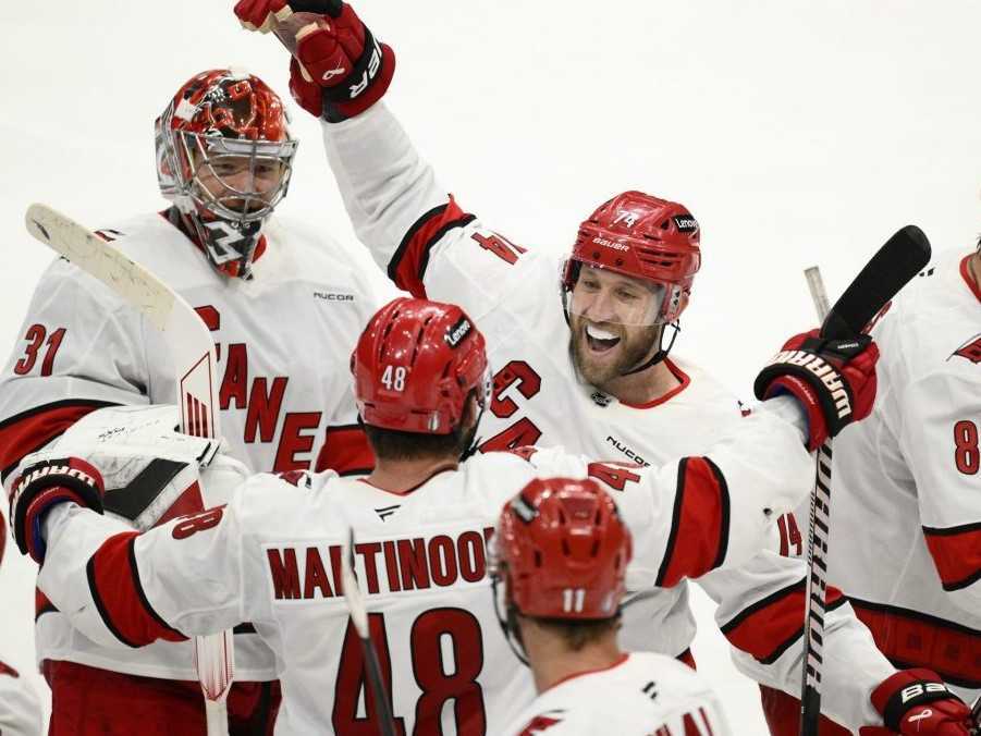 Hráči Caroliny oslavujú gól.