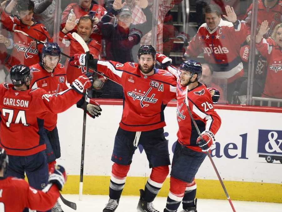 Hráči Washingtonu Capitals sa tešia z gólu.