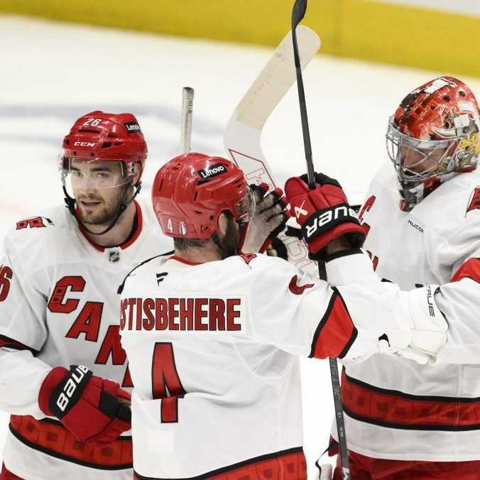 NHL: Carolina zdolala Washington a zabojuje o finále ligy. Winnipeg znížil stav série s Dallasom
