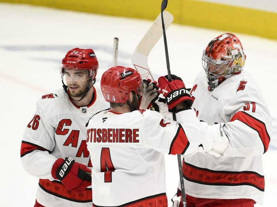 Hokejisti Caroliny sa tešia z víťazstva.