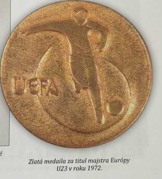 Zlatá medaila za titul majstra Európy 1972 v kategórii do 23 rokov. Táto konkrétne patrí brankárovi Dušanovi Keketimu.