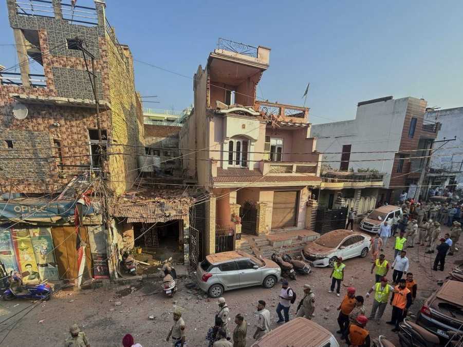 Záchranári a bezpečnostný personál kontrolujú obytnú budovu poškodenú útokom pakistanského dronu v indickom Džammú.