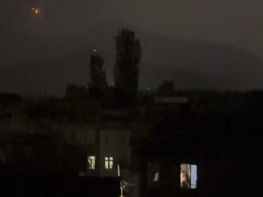 Červené projektily v Šrínagare v Indiou kontrolovanom Kašmíre.