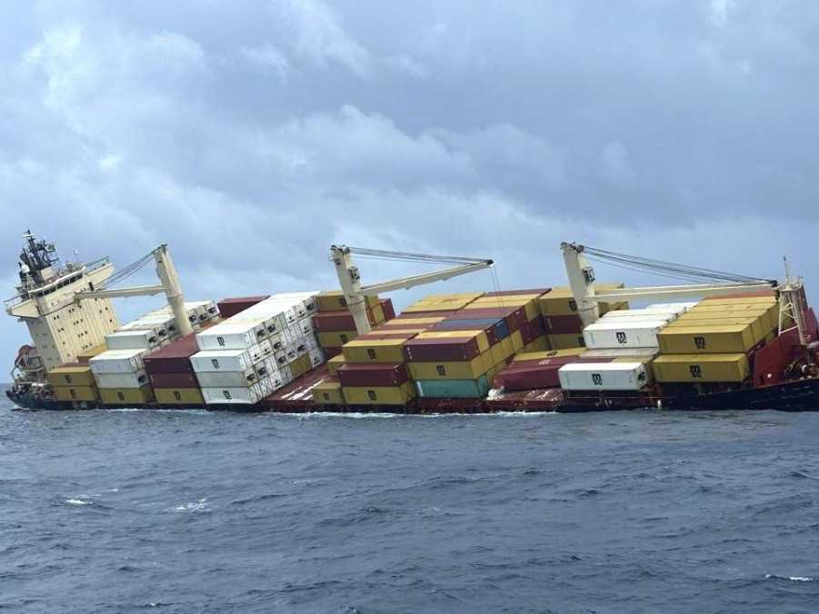 Na snímke potápajúca sa loď s nebezpečným obsahom.