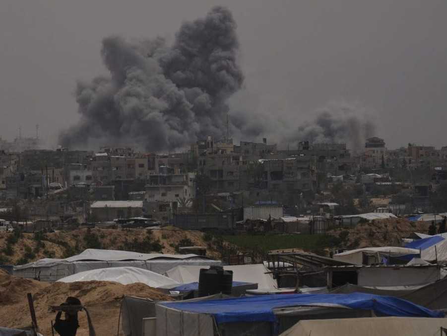 Dym stúpa pri explózii po izraelskom bombardovaní Pásma Gazy.