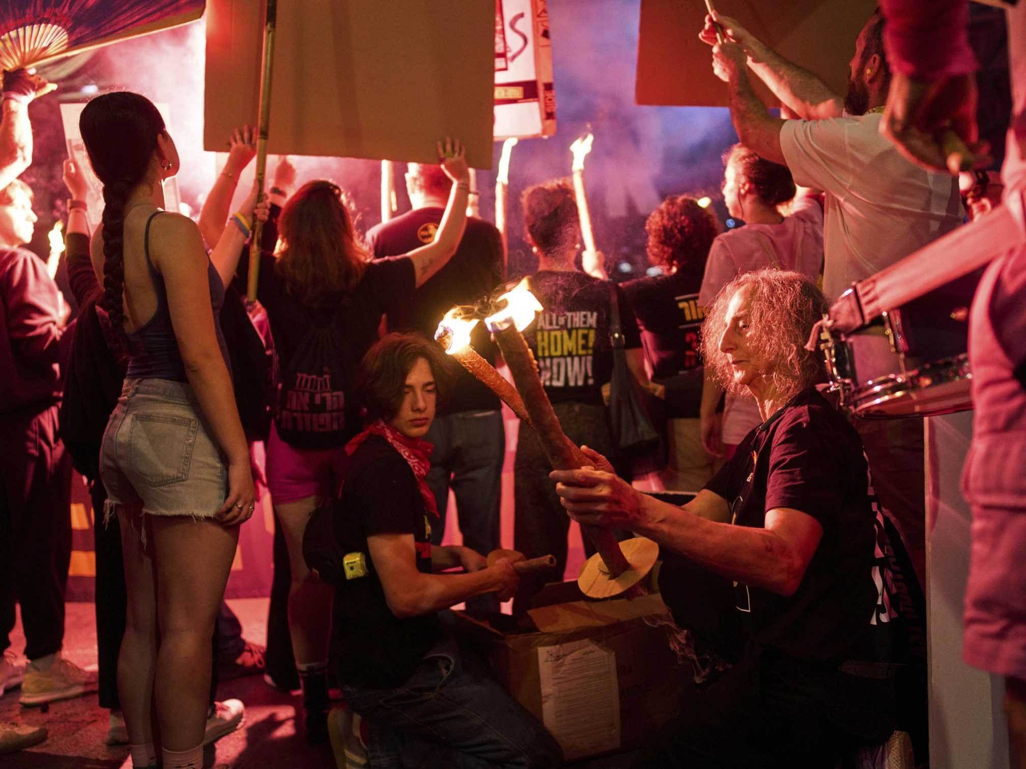 V Izraeli demonštrovali tisíce ľudí.