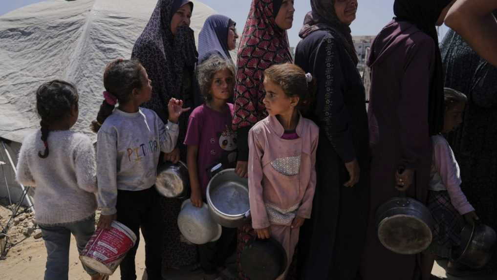 Palestínci vystavení hladomoru stále čakajú na humanitárnu pomoc: Prišlo 200 kamiónov, no podľa OSN to nestačí