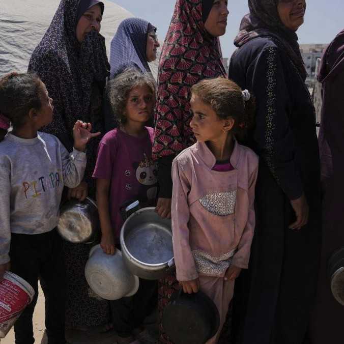 Palestínci vystavení hladomoru stále čakajú na humanitárnu pomoc: Prišlo 200 kamiónov, no podľa OSN to nestačí