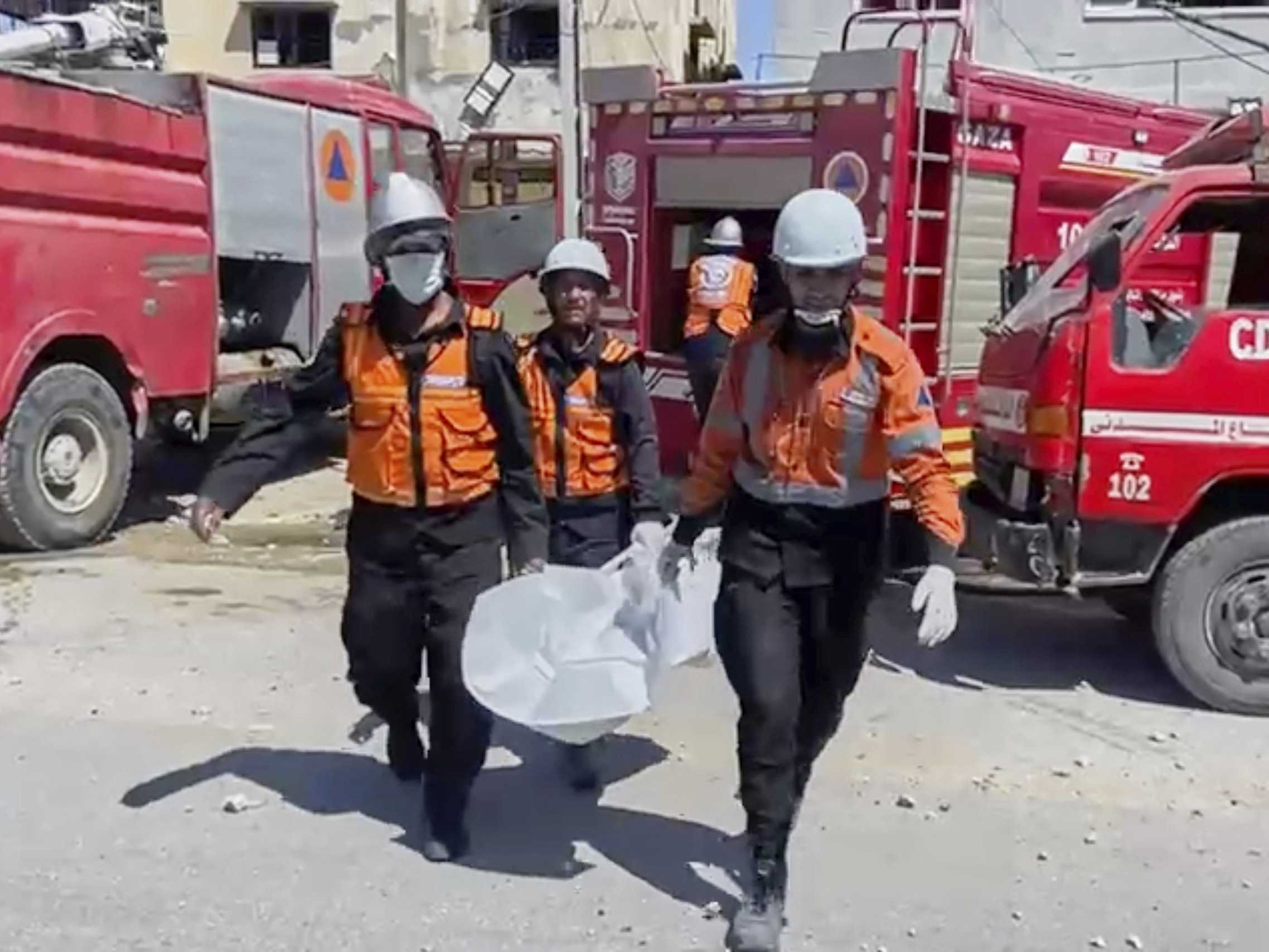 Odnášanie tiel po izraelskom útoku v Gaze.