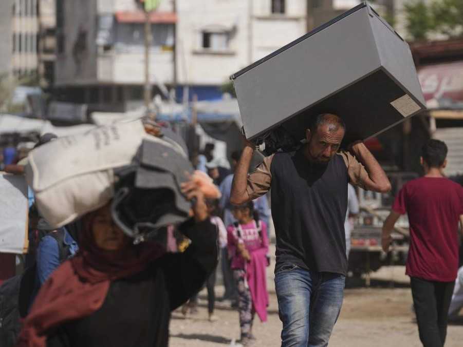 Vysídlení Palestínčania utekajú z Chán Júnisu v Gaze.