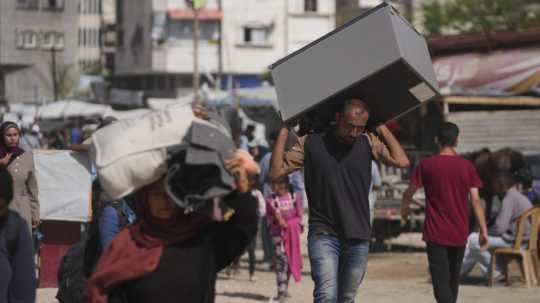 Vysídlení Palestínčania utekajú z Chán Júnisu v Gaze.