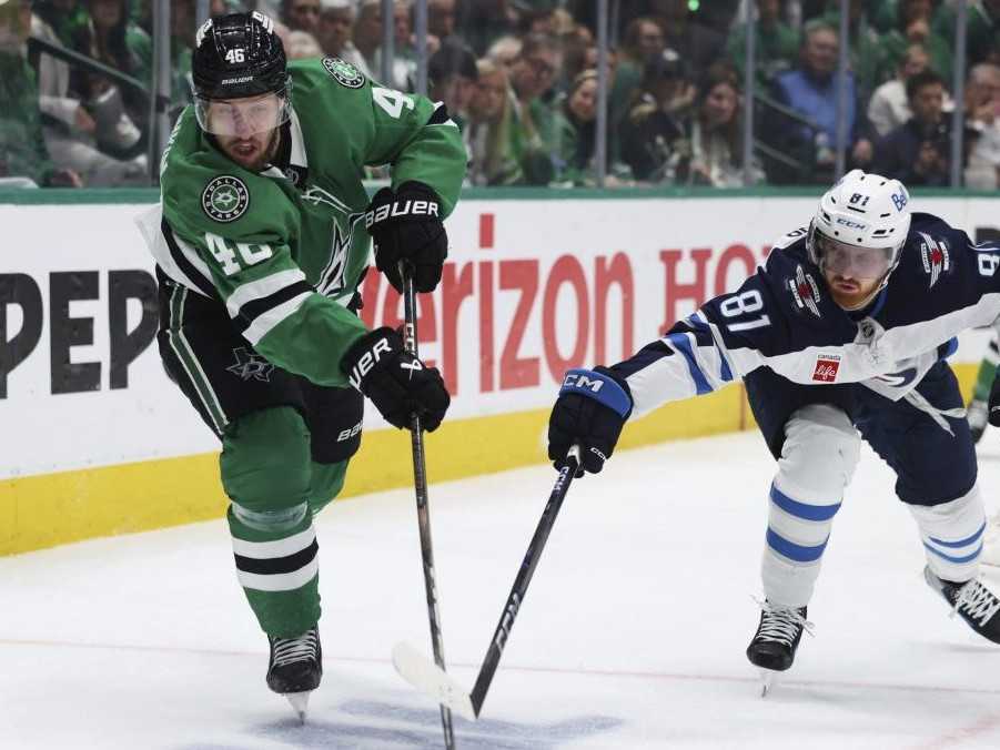 Na snímke hráči Dallasu a Winnipegu.