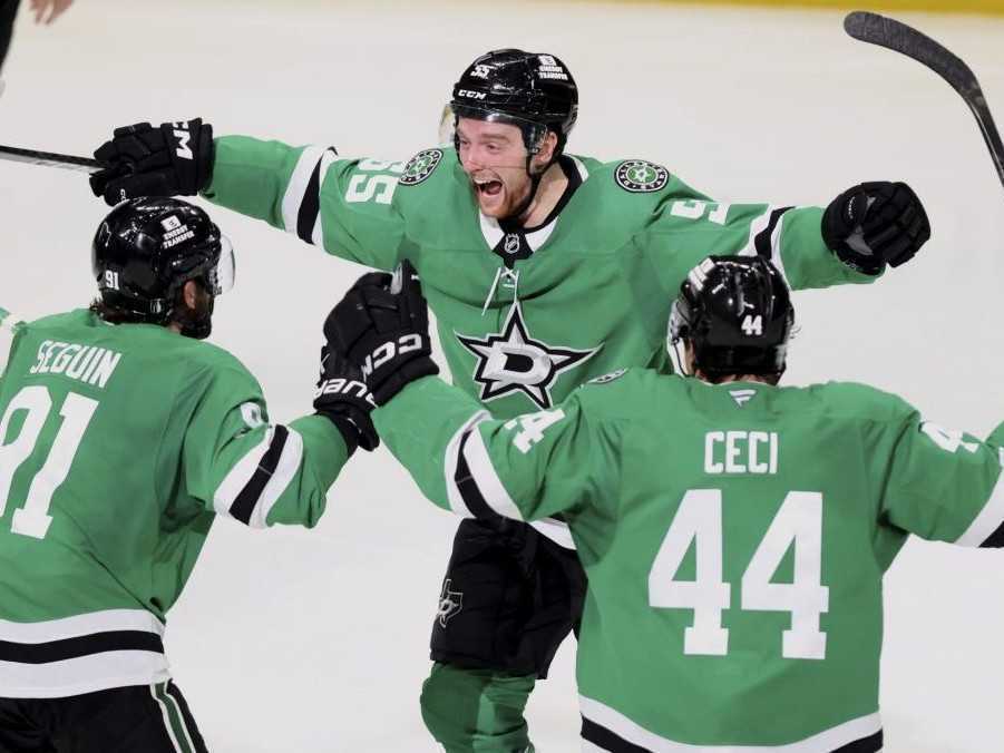 Na snímke sa hokejisti Dallasu tešia z víťazného gólu.