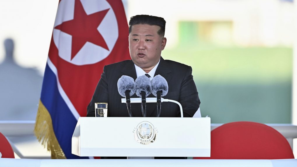 Pri spúšťaní novej vojnovej lode na vodu v KĽDR sa stala vážna nehoda, Kim Čong-un to označil za trestný čin