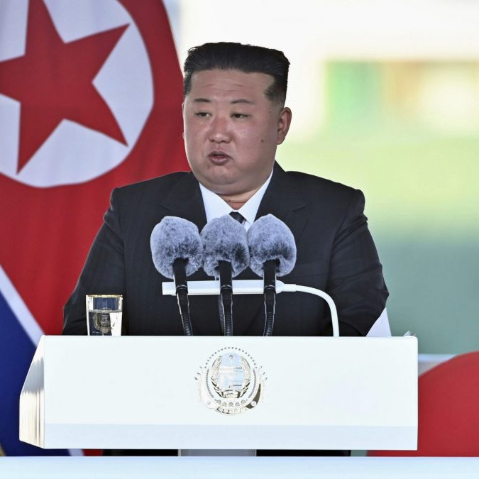 Pri spúšťaní novej vojnovej lode na vodu v KĽDR sa stala vážna nehoda, Kim Čong-un to označil za trestný čin