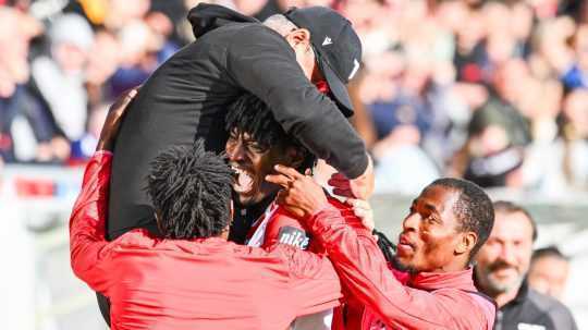 Na snímke v strede Chinonso Emeka (Trenčín) a hlavný tréner AS Trenčín Ivan Galád, vpravo Johnson Nsumoh Kalu, vľavo Mustapha Yakubu sa tešia po góle počas 2. zápasu v baráži o Niké ligu AS Trenčín - FC ViOn Zlaté Moravce.