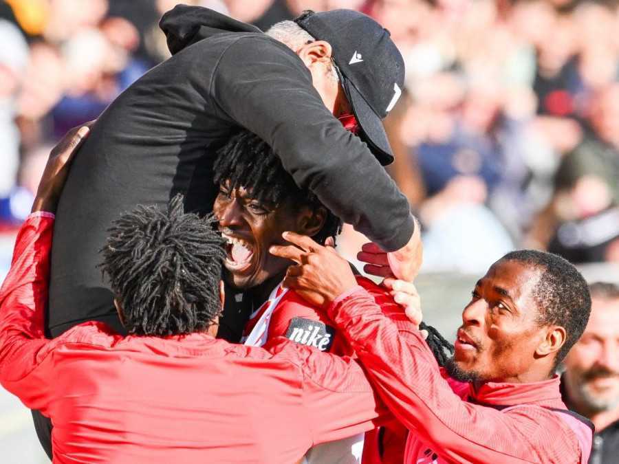 Na snímke v strede Chinonso Emeka (Trenčín) a hlavný tréner AS Trenčín Ivan Galád, vpravo Johnson Nsumoh Kalu, vľavo Mustapha Yakubu sa tešia po góle počas 2. zápasu v baráži o Niké ligu AS Trenčín - FC ViOn Zlaté Moravce.