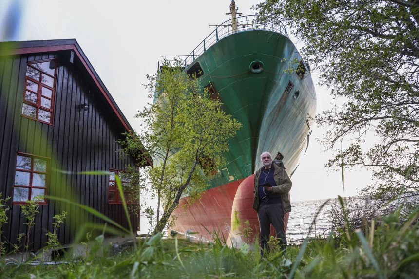 V popredÃƒÂ­ Johan Helberg, za nÃƒÂ­m kontajnerovÃƒÂ¡ loÃ„Â.