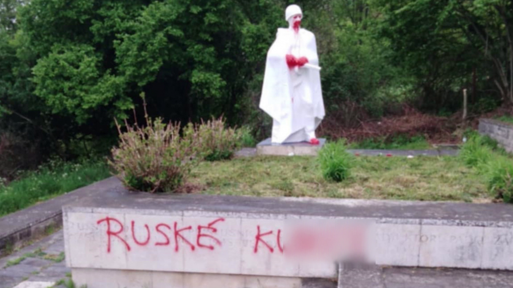 Vandali na Považí poškodili národnú kultúrnu pamiatku. Červenou farbou ju pomaľovali hanlivými nápismi