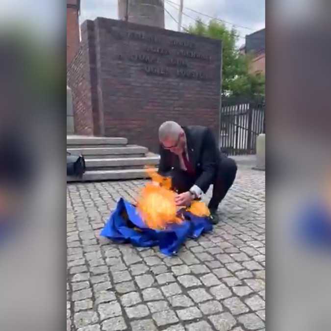 VIDEO: Poľský europoslanec Braun podpálil vlajku Európskej únie. Mal tak reagovať na stratu svojej poslaneckej imunity