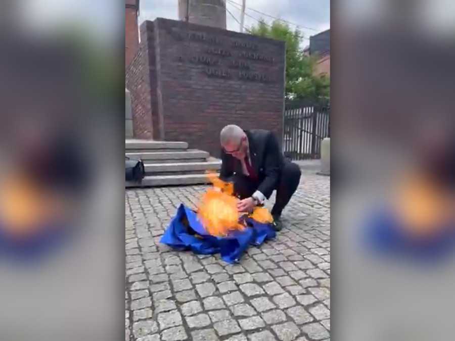 VIDEO: Poľský europoslanec Braun podpálil vlajku Európskej únie. Mal tak reagovať na stratu svojej poslaneckej imunity